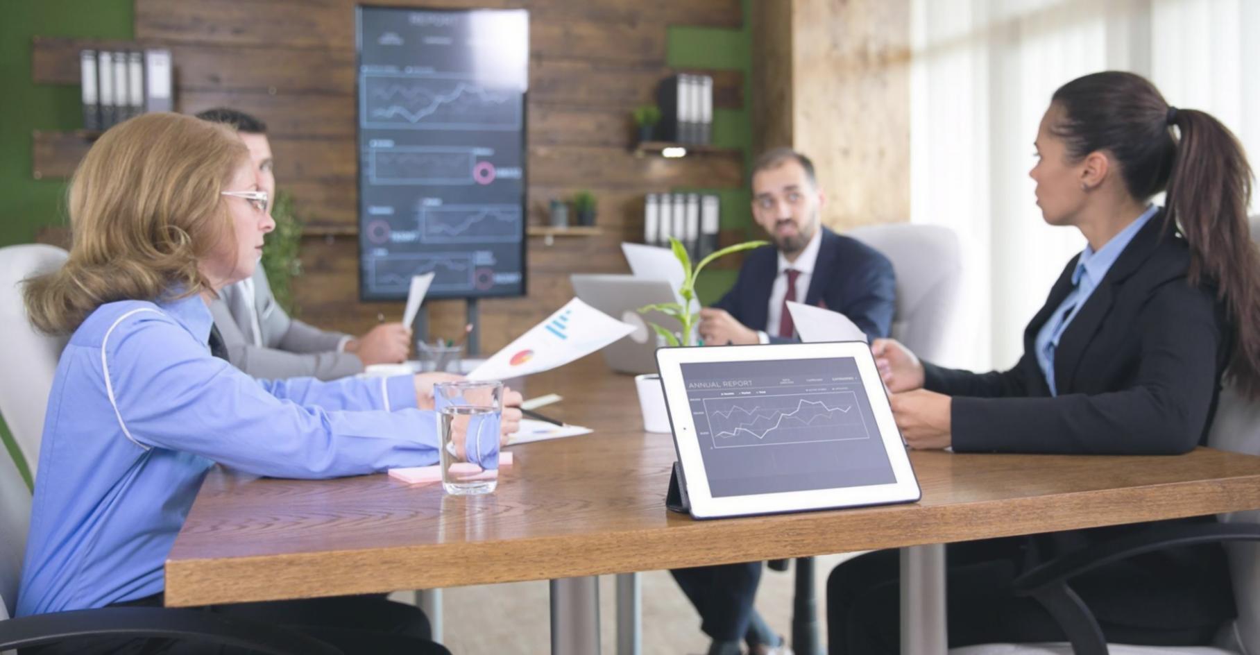 Session de formation en analyse financière avec documents de travail
